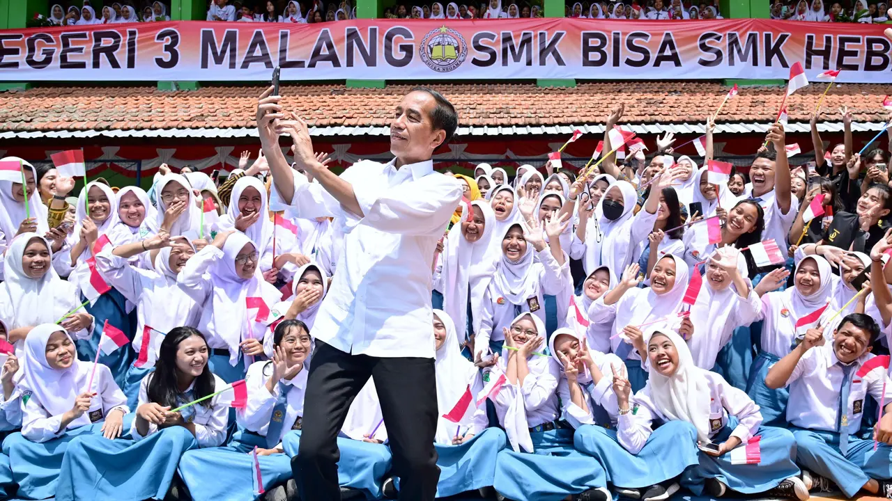 Presiden Joko Widodo atau Jokowi saat mengunjungi SMKN 3 Malang, Kota Malang, Jawa Timur, Kamis (14/12/2023).