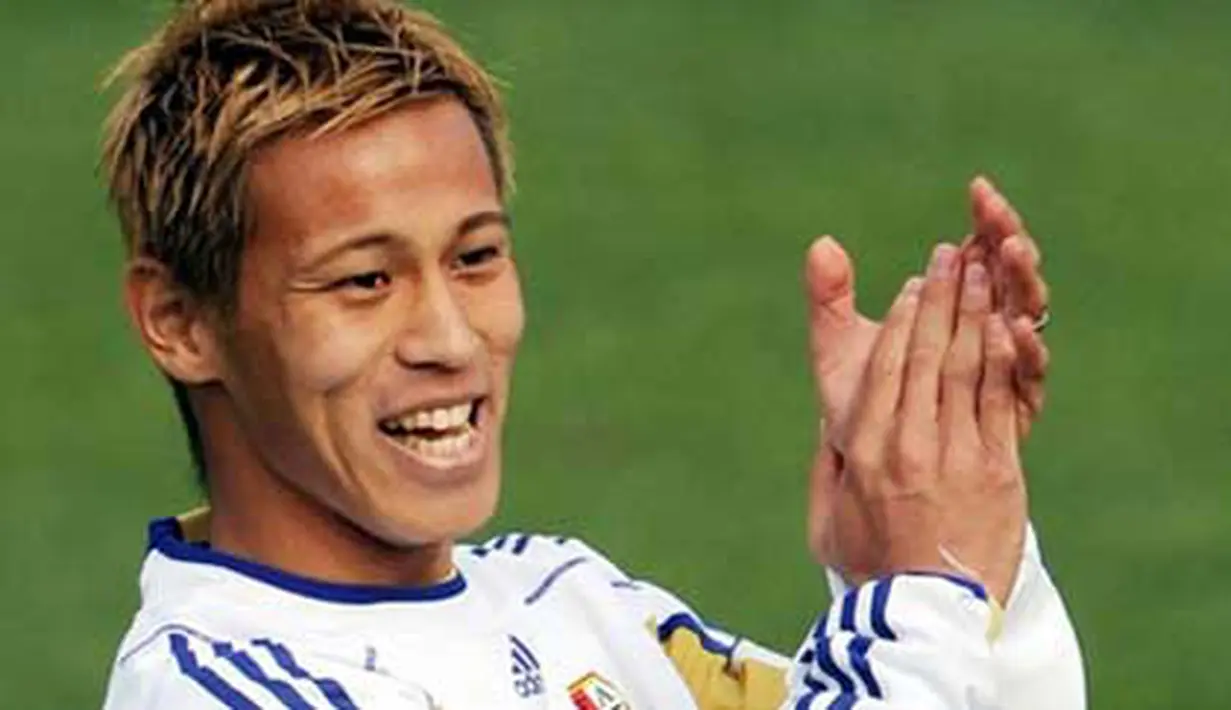 Striker Jepang Keisuke Honda di sesi latihan tim yang digelar di Outeniqua Stadium, George, 26 Juni 2010, jelang laga perdelapan final PD 2010 lawan Paraguay. AFP PHOTO / TOSHIFUMI KITAMURA 