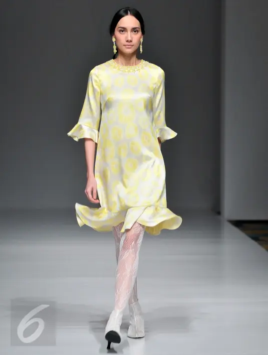 Model berjalan di atas catwalk mengenakan karya Sebastian Gunawan dalam peragaan busana IPMI Trend Show 2017 di Senayan City, Jakarta, Kamis, (10/11). Sebastian Gunawan mengeluarkan 24 rancangan dalam pergelaran kali ini. (Liputan6.com/Yoppy Renato)