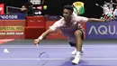 Pebulu tangkis tunggal putra Indonesia Alwi Farhan mengembalikan kok ke arah Anders Antonsen (Denmark) pada babak 16 besar Kapal Api Indonesia Open 2025 di Istora Senayan, Gelora Bung Karno, Jakarta, Kamis (5/6/2025). (Liputan6.com/Herman Zakharia)