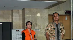 Dessy A Edwin usai menjalani pemeriksaan di Gedung KPK, Jakarta, Jumat (29/1/2016). Dessy diperiksa sebagai saksi terkait kasus suap proyek di Kementerian PUPR dengan tersangka Damayanti Wisnu Putranti. (Liputan6.com/Helmi Afandi)