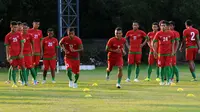Timnas Indonesia U-23 kembali melakukan latihan di Lapangan Sutasoma Halim Perdanakusuma, Jakarta, Sabtu (23/5/2015). Tampak, kapten timnas U-23, Manahati Lestusen (13) beradu cepat berlari dengan Hendra Adi Bayauw. (Liputan6.com/Helmi Fithriansyah)