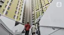 Warga menuju masjid di Rusun Pasar Rumput, Jakarta, Senin (27/7/2020). Perumda Pasar Jaya dan Pemprov DKI masih menggodok alokasi penerima manfaat Rusun tersebut, termasuk konsep kepemilikan apakah menjadi rusunawa atau milik rusunami diharapkan diputuskan Oktober 2020.(merdeka.com/Iqbal S. Nugroho)