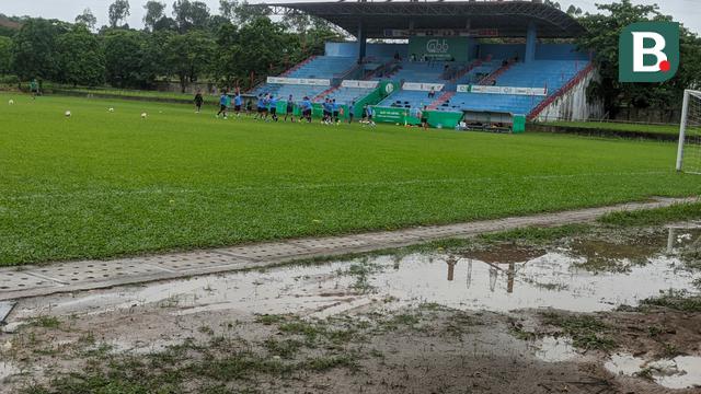 Becek, Suasana Tempat Latihan Timnas Indonesia