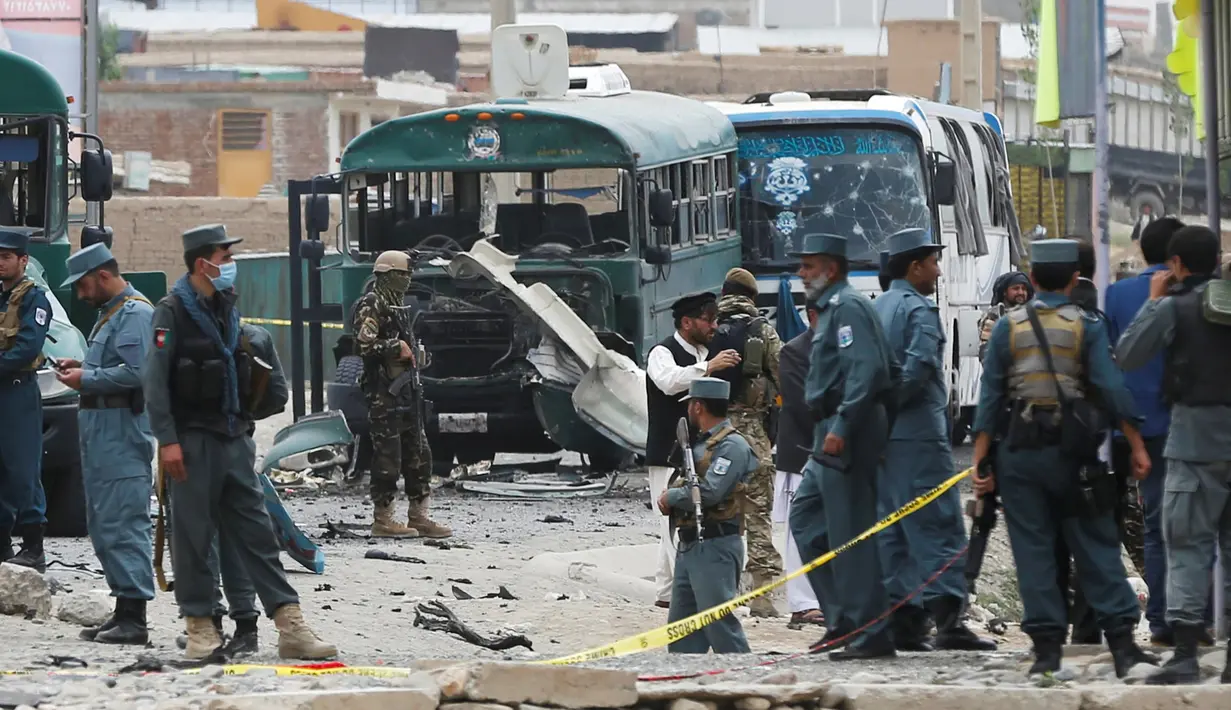 Pasukan keamanan Afghanistan berjaga di lokasi serangan bom bunuh diri di pinggiran barat Kabul, Afghanistan, Kamis (30/6). Sebanyak 27 orang dikabarkan tewas dalam peristiwa naas tersebut. (REUTERS/ Omar Sobhani)