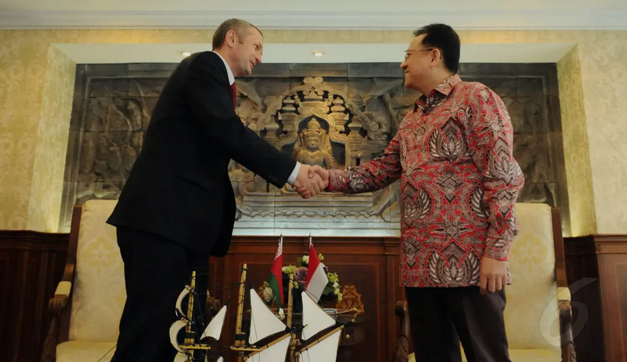 Duta Besar Republik Belarus, Vladimir Lopato-Zagorsky (kiri) saat berjabat tangan dengan Ketua DPD RI, Irman Gusman di ruang Pimpinan DPD RI, Gedung Parlemen, Jakarta, Jumat (7/11/2014). (Liputan6.com/Andrian M Tunay) 