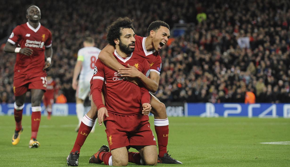 Gelandang Liverpool, Trent Alexander-Arnold, merayakan gol yang dicetak Mohamed Salah ke gawang Spartak Moskow pada laga Liga Champions di Stadion Anfield, Liverpool, Rabu (6/12/2017). Liverpool menang 7-0 atas Spartak. (AP/Rui Vieira)