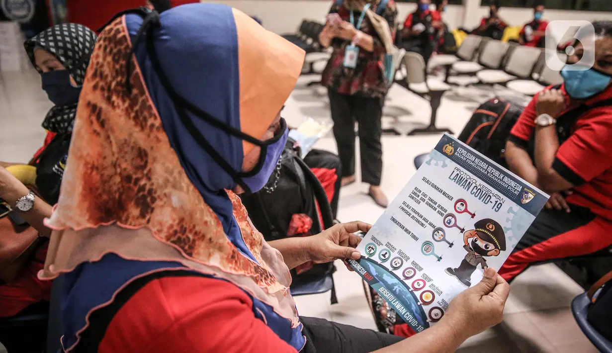 Sejumlah TKI Ilegal yang dipulangkan dari Malaysia menunggu untuk menjalani pemeriksaan kesehatan setibanya di Pelabuhan Tanjung Priok, Jakarta, Jumat (12/6/2020). Sebanyak 436 TKI Ilegal tersebut nantinya akan dipulangkan ke daerah asalnya di 22 provinsi. (Liputan6.com/Faizal Fanani)