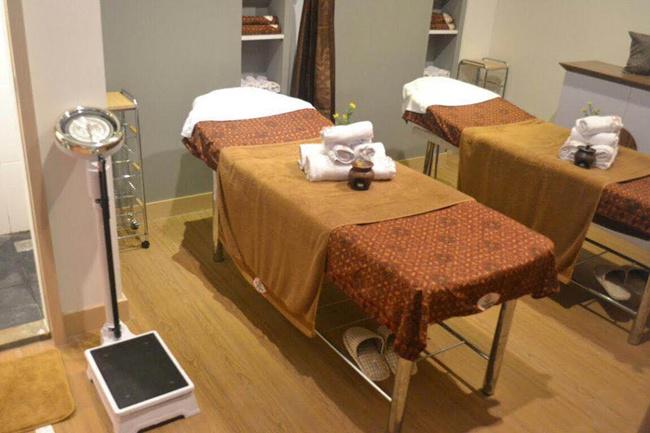 Suasana klinik totok perut Kamaratih | Photo: Copyright Doc Vemale.com