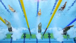 Dari kiri, perenang Prancis, Maxime Grousset, perenang Rumania, David Popovici dan perenang Kanada, Joshua Liendo saat beraksi pada ajang World Aquatics Championships di Budapest, Hungaria, Rabu (22/6/2022). (AFP/François-Xavier Marit)