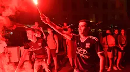 Suporter Lyon membakar suar setelah tim mereka kalah atas Bayern Munchen pada babak Semifinal Liga Champions di Lyon, Prancis (19/8/2020). Lyon takluk 0-3 atas Munchen di stadion Jose Alvalade di Lisbon, Portugal. (AFP Photo/Filippe Desmazes)