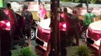 Emak-emak nyetir mobil takut nabrak tiang listrik (TikTok/@geminicikal)