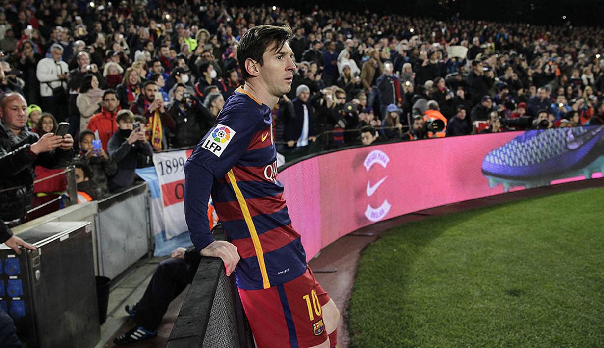 10. Bintang Barcelona, Real Madrid, beristirahat sejenak saat laga La Liga Spanyol melawan Sevilla di Stadion Santiago Camp Nou, Minggu (28/2/2016). Barcelona berhasil menang 2-1 atas Sevilla. (EPA/Alberto Estevez)