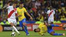 Bek Brasil, Alex Sandro, dijatuhkan striker Peru, Paolo Guerrero, pada laga final Copa America 2019 di Stadion Maracana, Rio de Janeiro, Minggu (7/7). Brasil menang 3-1 atas Peru. (AFP/Pedro Ugarte)
