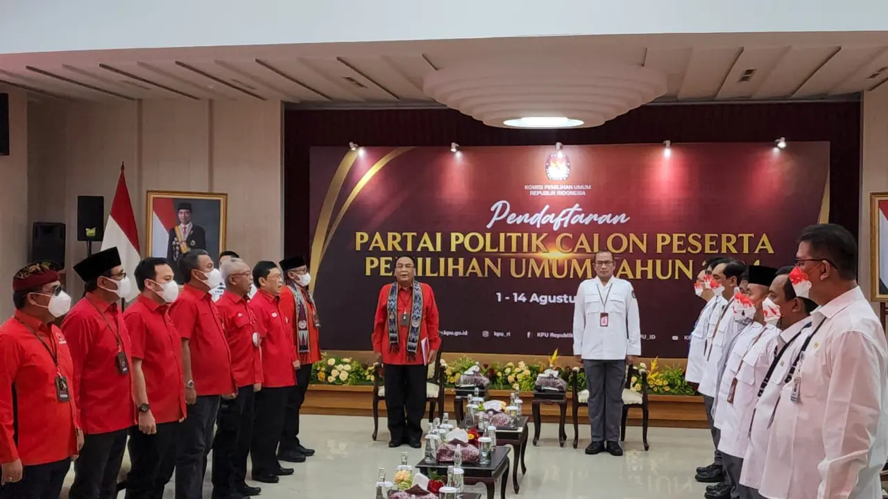 Ketua Komisi Pemilihan Umum (KPU) Hasyim Asy'ari menyambut kedatangan Partai Demokrasi Indonesia Perjuangan (PDIP) di kantornya untuk mendaftar sebagai calon peserta Pemilu 2024.