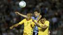 Bek Brazil, Miranda dan Marquinhos, duel udara dengan gelandang Uruguay, Christian Stuani. Pada laga tersebut Brazil memakai skema 4-5-1 sementara Uruguay juga dengan formasi 4-5-1. (AP/Matilde Campodonico)