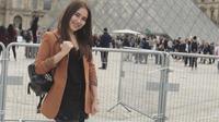 Menjelang musim panas di Paris, Ayu Ting Ting memilih untuk liburan ke sana dan jalan-jalan ke pusat kota. Tempat selanjutnya yang ia kunjungi adalah Musée du Louvre. (Liputan6.com/IG/@ayutingting92)