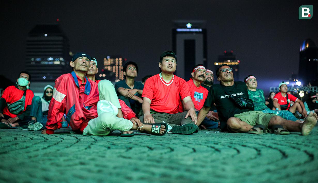 Ekspresi kecewa para penonton saat nonton bareng pertandingan perebutan juara ketiga Piala Asia U-23 2024 antara Timnas Indonesia U-23 melawan Irak U-23 di Kompleks Monumen Nasional (Monas), Jakarta, Kamis (03/05/2024). (Bola.com/Bagaskara Lazuardi)