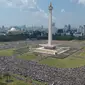 Foto aerial umat muslim melaksanakan salat Jumat saat Aksi Bela Palestina di Kawasan Monas, Jakarta, Jumat (11/5). Aksi ini bertajuk Indonesia Bebaskan Al-Quds. (Liputan6.com/Arya Manggala)