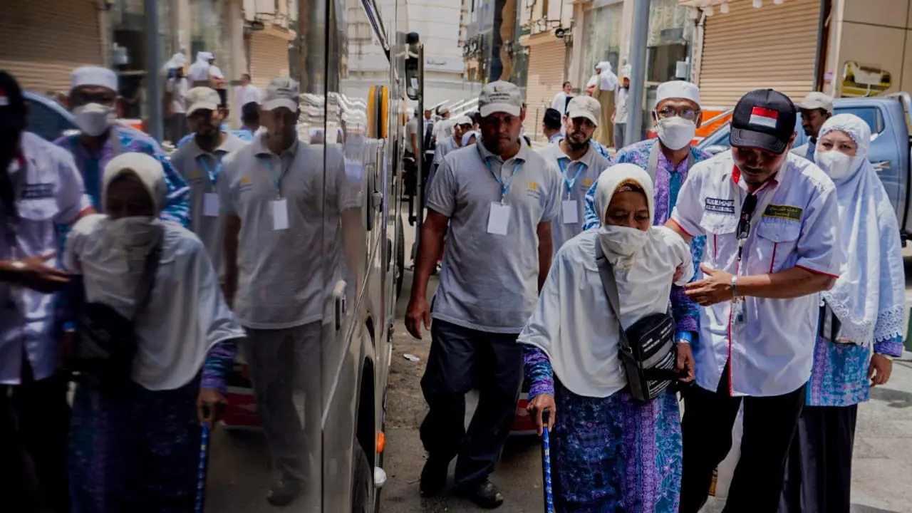 Jemaah calon haji Indonesia diimbau untuk selalu menggunakan ID Card atau identitas pengenal, baik yang masih berada di embarkasi, maupun saat meninggalkan area penginapan di Madinah. Hal itu akan memudahkan petugas jika tersesat.