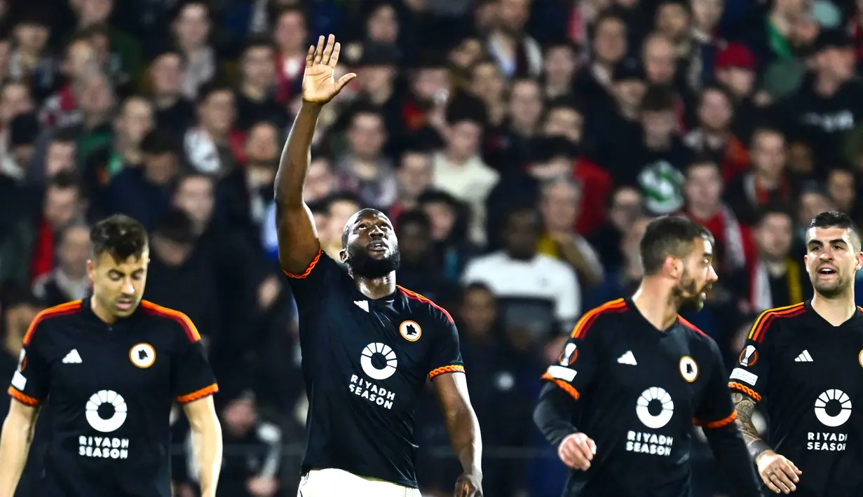 Pemain AS Roma Romelu Lukaku melakukan selebrasi usai mencetak gol ke gawang Feyenoord pada leg pertama play-off babak sistem gugur Liga Europa 2023/2024 di Stadion De Kuip, Jumat (16/2/2024).  (AFP/Olaf Kraak)