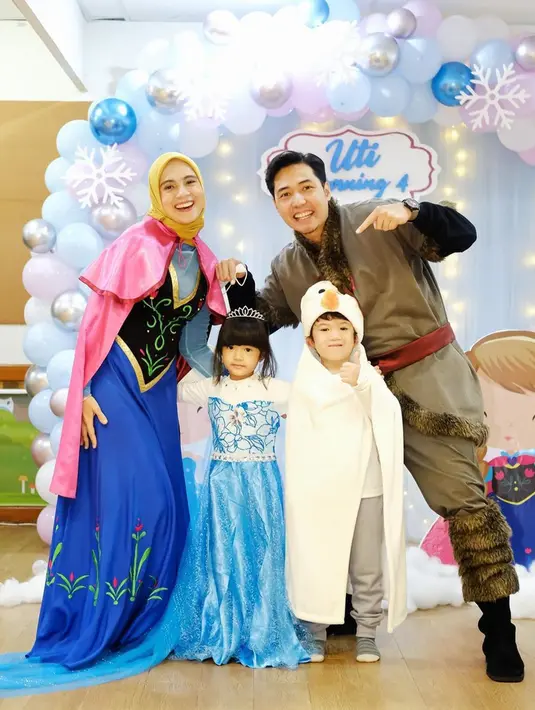 Saat merayakan ulang tahun anak bungsu mereka, Lembar Putih Trinycta atau Uti, Nycta Gina dan Rizky Kinos serta Panutan Adhya Semesta Trinycta atau Uta kompak dandan seperti karakter film fantasi Frozen. (Instagram/missnyctagina)