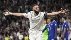 Pemain Real Madrid, Karim Benzema melakukan selebrasi setelah mencetak gol pertama timnya ke gawang Chelsea pada laga leg pertama Liga Champions 2022/2023 di Santiago Bernabeu, Madrid, Kamis (13/04/2023) WIB. Los Blancos menang dengan skor 2-0. (AFP/Javier Soriano)