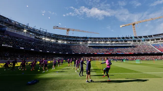 Pemain Barcelona berlatih di camp nou