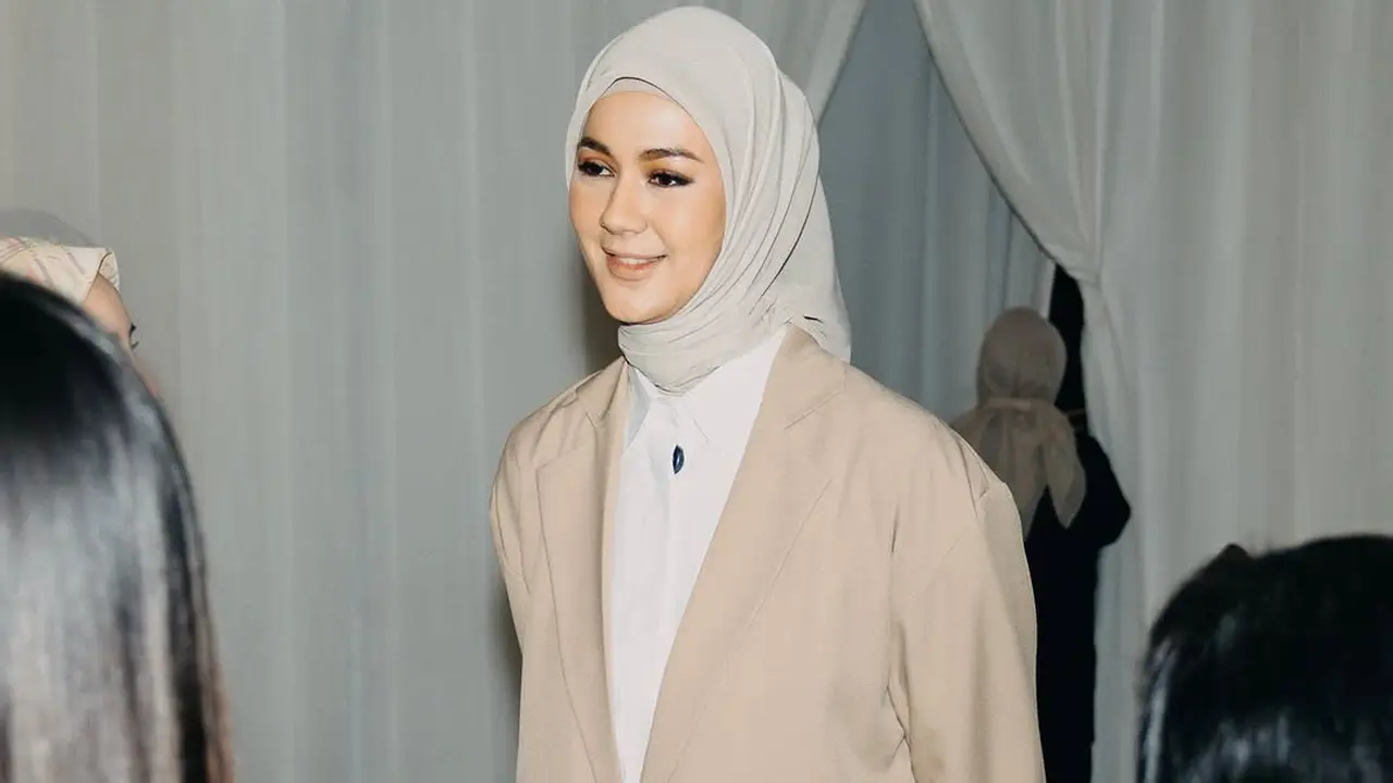 6 Gaya Lady Boss ala Paula Verhoeven, Pesona Kecantikan Perempuan Mandiri dan Serba Bisa