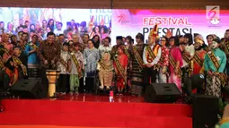 Menteri Koordinator bidang Kemaritiman Luhut Binsar Panjaitan menabuh genderang sebagai simbol pembukaan Festival Prestasi Indonesia yang diselenggarakan oleh UKP-Pancasila di Jakarta Convention Center, Senin (21/8). (Liputan6.com/Johan Tallo)