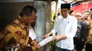 Presiden Joko Widodo berbincang dengan warga saat meninjau rumah yang dipasang listrik gratis di Kampung Pasar Kolot, Garut, Jawa Barat, Jumat (18/1). Pemasangan listrik ini untuk mendorong perekonomian di wilayah tersebut. (Liputan6.com/Angga Yuniar)