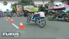 Lomba ketangkasan becak ini diselenggarakan Pihak Kepolisian Polres Ponorogo untuk meningkatkan disiplin para tukang becak dalam tertib berlalu lintas.