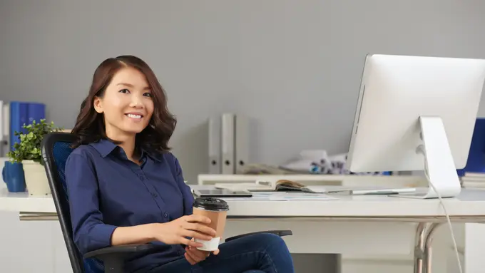 Seorang perempuan sedang duduk di kursi kantor (Foto Dok: Freepik/pressfoto)