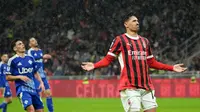Pemain AC Milan, Tijjani Reijnders, melakukan selebrasi setelah mencetak gol ke gawang Como pada laga Liga Italia di Stadion San Siro, Minggu (16/3/2025). (AP Photo/Antonio Calanni)