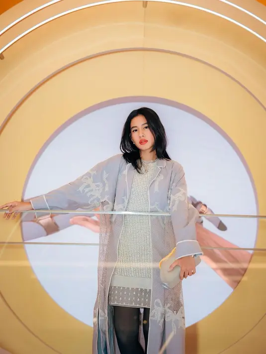 Kehadiran Angga Yunanda dan Shenina Cinnamon di acara yang dihadiri nama-nama besar seperti Lisa BLACKPINK, Mingyu Seventeen, hingga Lee Jong Suk mencuri atensi.