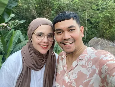 Indra Bekti dan Aldila Jelita kerap mengunggah momen mesra di akun Instagram masing-masing. Pasangan yang menikah pada 28 Desember 2005 ini bahkan hampir tak pernah mendapat pemberitaan miring. (Liputan6.com/IG/@indrabekti)