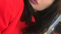 Kylie Jenner mengetes warna lipstik barunya. Sumber: Instagram/kyliejenner