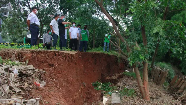 Wakil Wali Kota Bekasi, Tri Adhianto, meninjau lokasi longsor di Perumahan Kemang Pratama