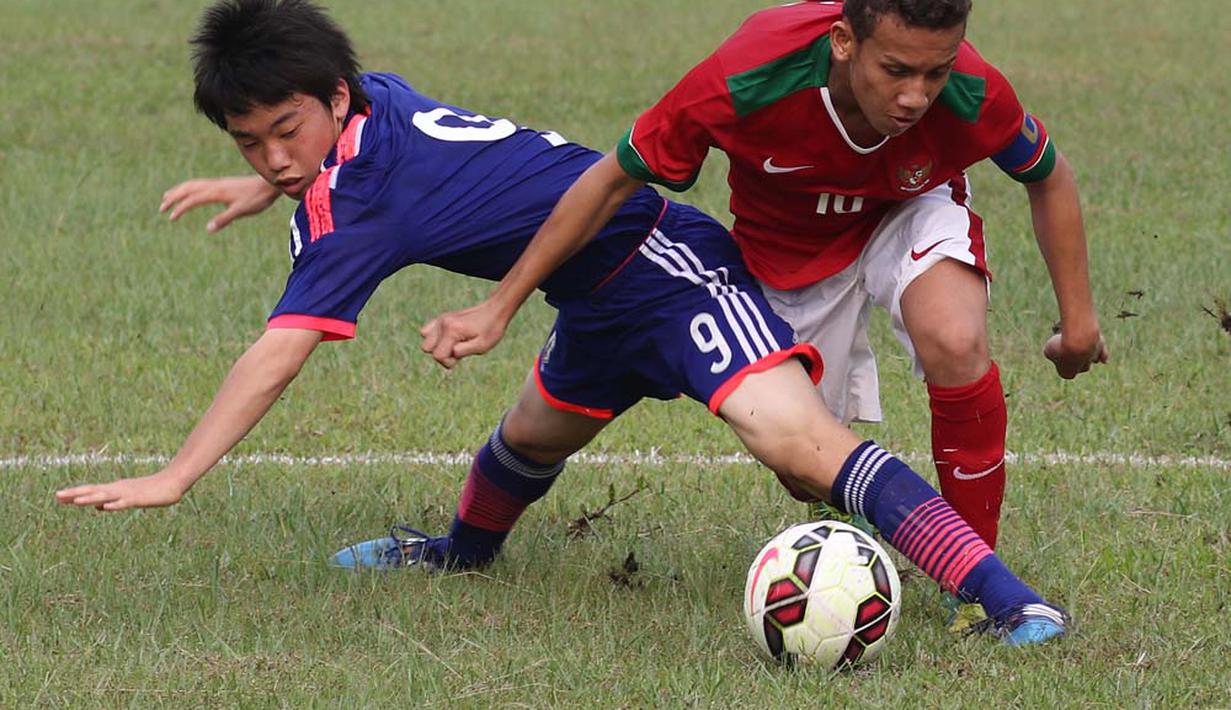 Pemain Timnas Indonesia U16, Egi Maulana, berusaha melewati pemain Jepang U16 saat ujicoba di Lapangan Padepokan Voli Indonesia di Sentul, Bogor, Jawa Barat. Selasa (15/4).