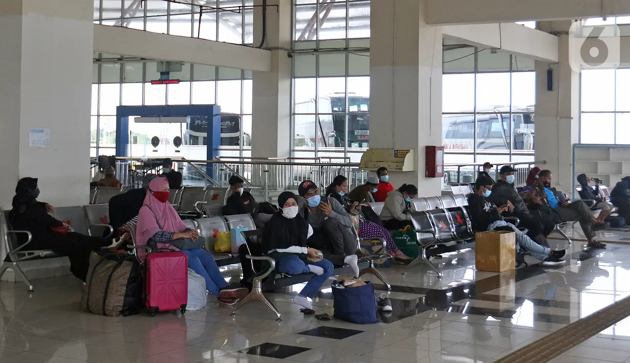 Penumpang menunggu pemberangkatan di ruang tunggu Terminal Terpadu Pulo Gebang, Jakarta, Kamis (11/2/2021). Berdasarkan data Dishub hingga pukul 14.00 WIB, jumlah pemudik yang tiba di Jakarta sebanyak 538 penumpang. (Liputan6.com/Herman Zakharia)