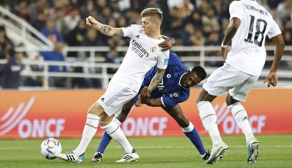 Gelandang Al Hilal,  Mohamed Kanno (Tengah) berjuang untuk bola dengan gelandang Real Madrid Toni Kroos (Kiri) dalam partai final Piala Dunia Antarklub 2022 di Prince Moulay Abdellah Stadium, Rabat, Minggu (12/2/2023) dini hari WIB. Pada laga ini Madrid tampil dominan hampir sepanjang 90 menit, meski kemasukan tiga gol. (AP Photo/Mosa'ab Elshamy)