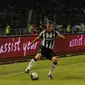 Pemain belakang ISL All Stars, Ricardo Salampessy (kiri), mencoba menutup pergerakan Stephan Lichtsteiner (Juventus) saat berlaga di Stadion GBK Jakarta, (6/8/2014). (Liputan6.com/Helmi Fithriansyah)