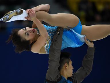 Atlet Tiongkok, Sui Wenjing (atas) dan Han Cong beraksi dalam kejuaraan figure skating China ISU Grand Prix di Beijing, Tiongkok, (7/11/2015). (AFP Photo/Wang Zhao)