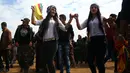Dua wanita kurdi Suriah menari merayakan Perayaan Newroz di Kota Qamishli, Suriah (21/3).Newroz, juga dikenal sebagai Nawroz atau Nowruz adalah sebuah Festival Tahun Baru Persia Kuno. (AFP Photo / Delil Souleiman)
