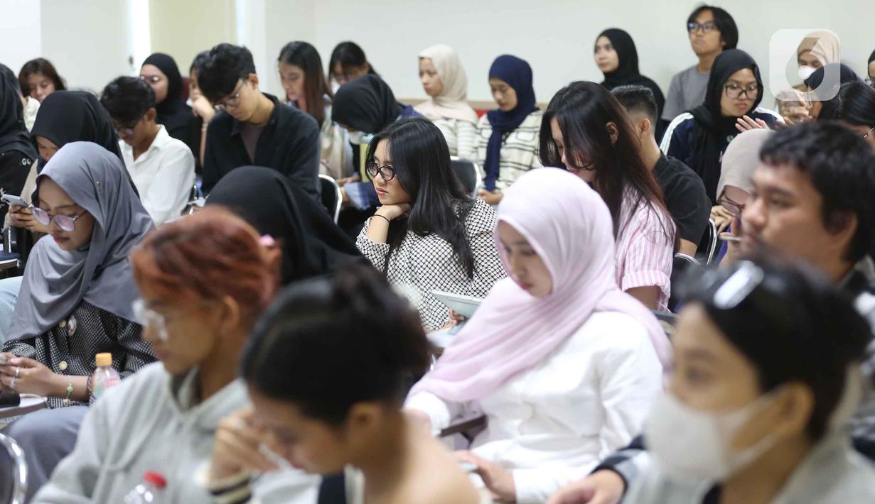 Antusiasme mahasiswa program Vokasi Universitas Indonesia terlihat dari awal hingga akhir sesi. Ini menunjukkan rasa ingin tahu yang besar terhadap dunia branding dan jurnalistik di era digital. Tampak dalam foto, mahasiswa program Vokasi Universitas Indonesia saat mengikuti gelaran program Liputan6.com Connect di kampus Vokasi Universitas Indonesia, Depok, Jawa Barat pada 11 November 2025. (Liputan6.com/Helmi Fithriansyah)