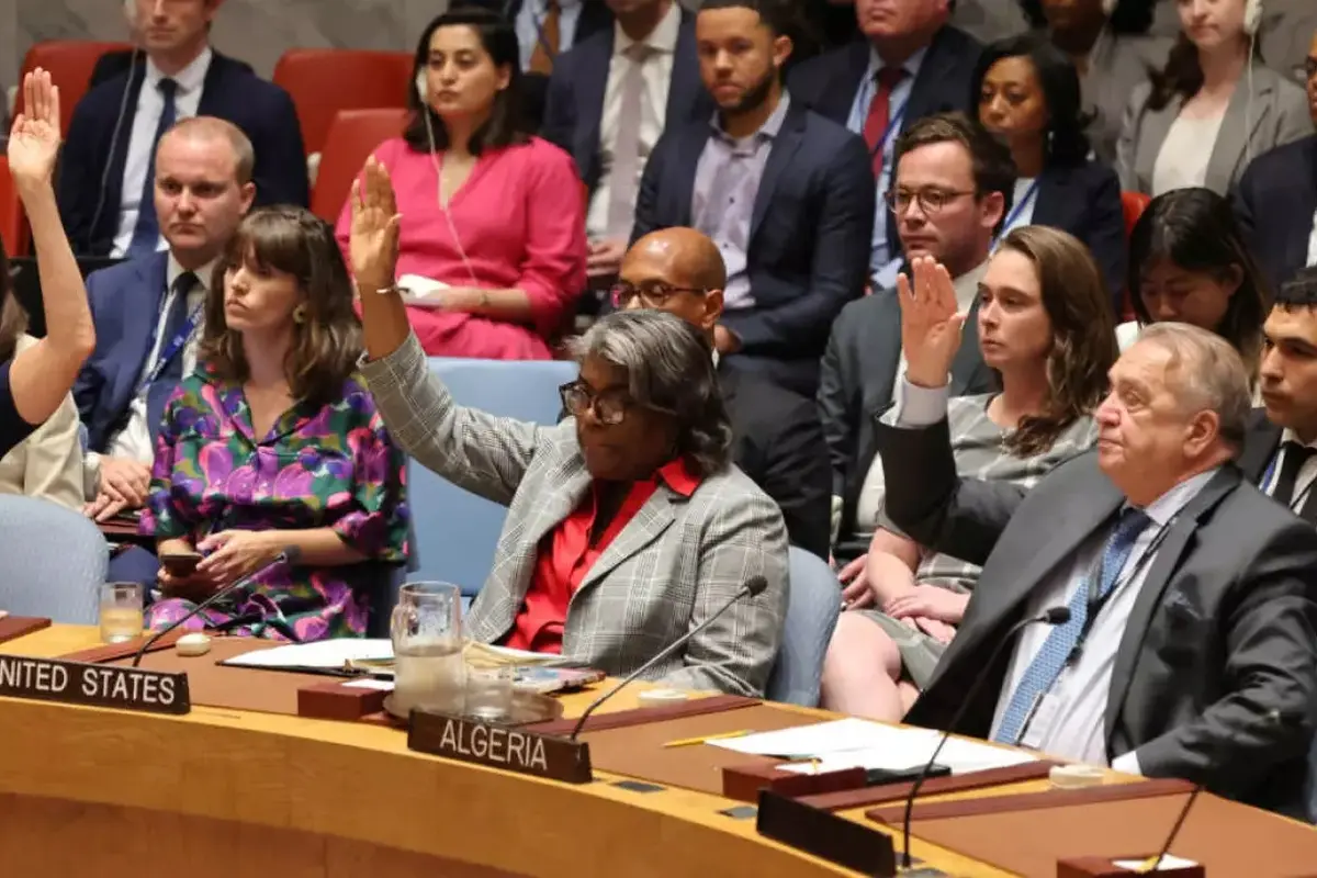 Perwakilan Amerika Serikat untuk PBB, Duta Besar Linda Thomas-Greenfield memberikan suara pada resolusi yang mendukung proposal yang digariskan oleh Presiden AS Joe Biden yang menyerukan gencatan senjata antara Israel dan Hamas di Jalur Gaza. (AFP)