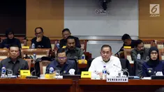 Menteri Pertahanan Ryamizard Ryacudu (kedua kanan) mengikuti Rapat Kerja dengan Komisi I DPR di Kompleks Parlemen, Senayan, Jakarta, Kamis (22/8/2019). Rapat tersebut Menhan mewakili Pemerintah membahas Pengelolaan Sumber Daya Nasional (RUU PSDN). (Liputan6.com/Johan Tallo)