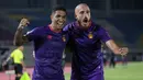 Pemain Persik Kediri, Youssef Ezzejjari (kanan) melakukan selebrasi bersama Doinatan Machado usai mencetak gol kedua ke gawang Persija Jakarta dalam laga pekan ke-10 BRI Liga 1 2021/2022 di Stadion Manahan, Solo, Sabtu (30/10/2021). (Bola.com/Bagaskara Lazuardi)