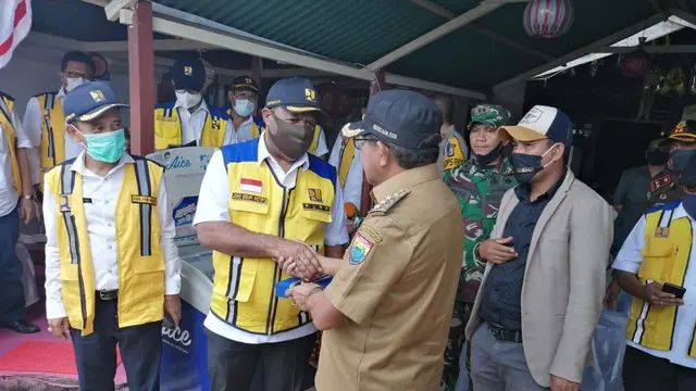 Wakil Menteri PUPR John Wempi Wetipo (JWW) meninjau lokasi ambruknya jembatan Waikaka yang berada di Kabupaten Seram Bagian Barat (SBB) Provinsi Maluku. (Dok Kementerian PUPR)