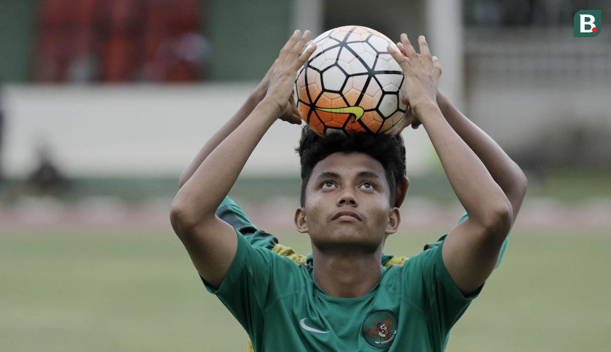 Pemain Timnas U-16, Fadillah Nur Rahman, saat latihan di Lapangan Atang Soetrisna, Cijantung, Jakarta, Selasa (20/2/2018). Pemusatan latihan tahap kedua ini dilakukan untuk persiapan turnamen Jenesys di Jepang. (Bola.com/M Iqbal Ichsan)